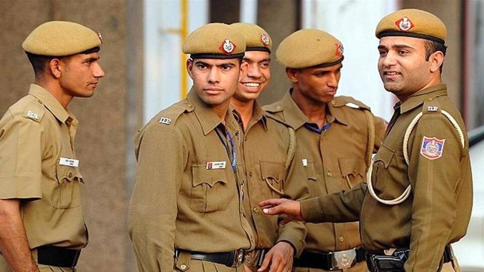 Three Delhi PCR cops punished for changing clothes on road