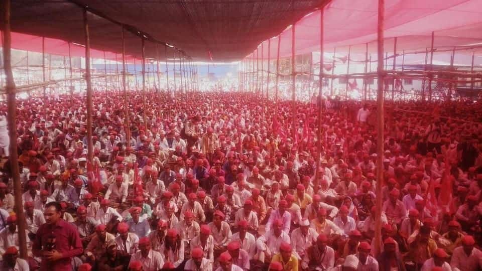 Mumbai painted red as thousands of protesting farmers assemble