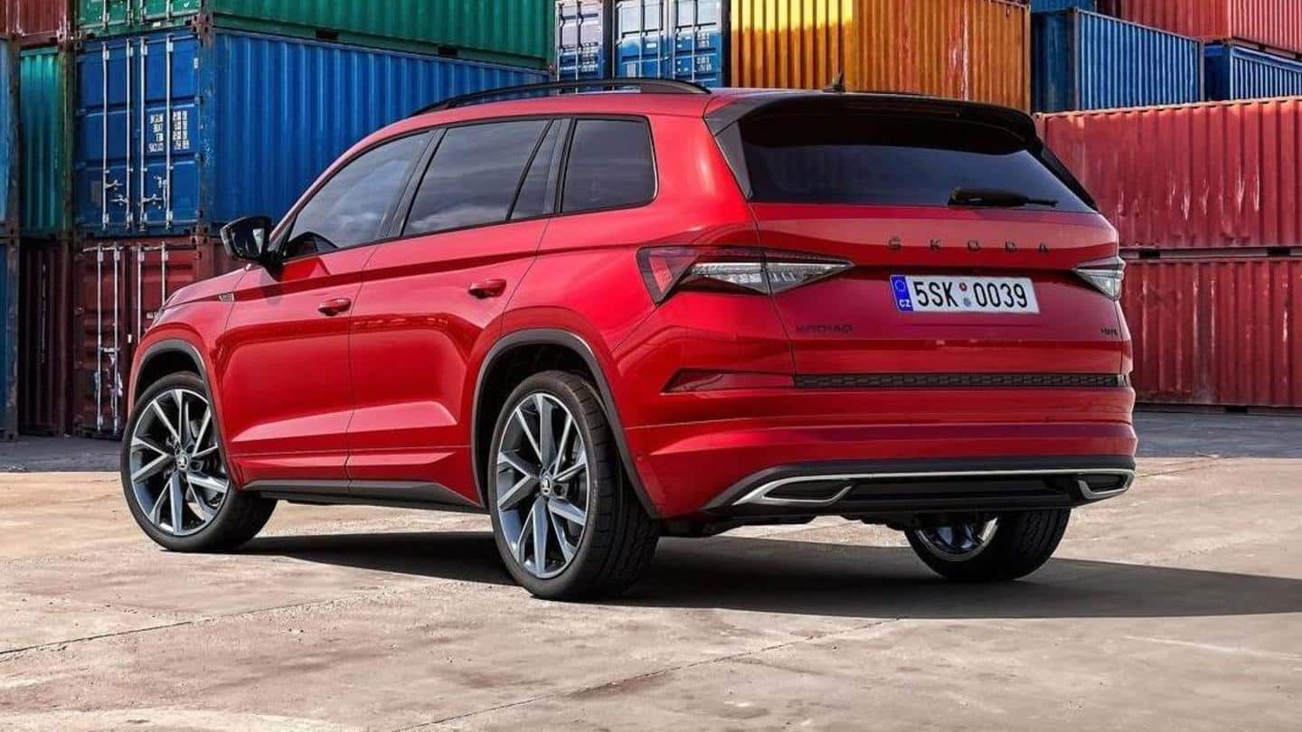 It has redesigned headlamps and split LED taillamps It has redesigned headlamps and split LED taillamps