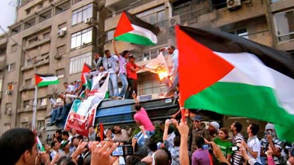 Gaza strip: Angry at Trump, hundreds of Palestinians protest