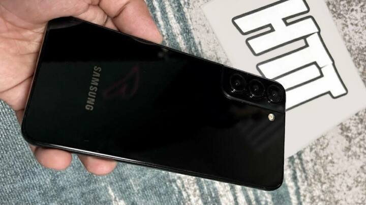 Samsung Galaxy S22's leaked image reveals glossy rear design