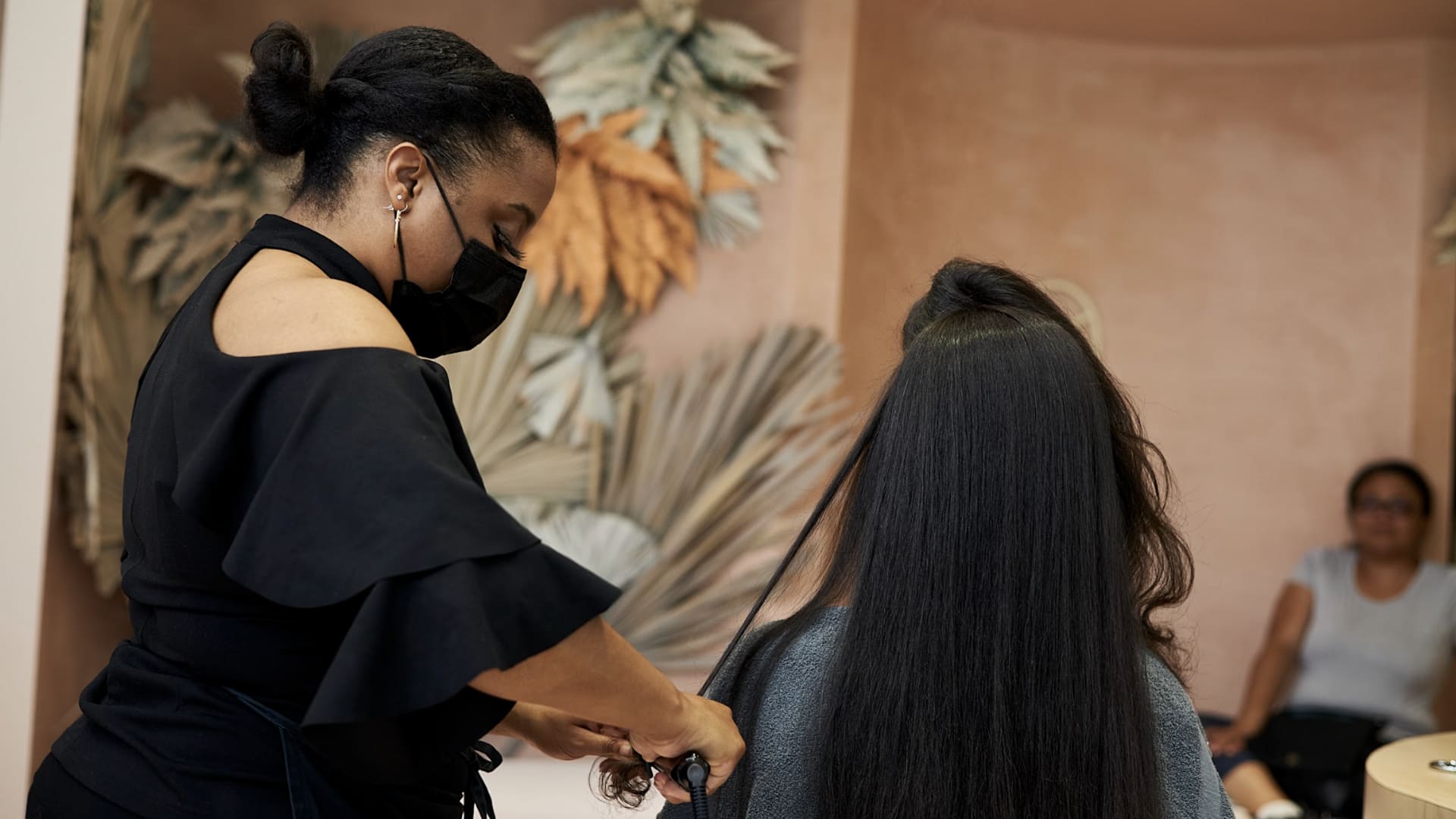 Silk press mastery: Achieving sleek, straight looks