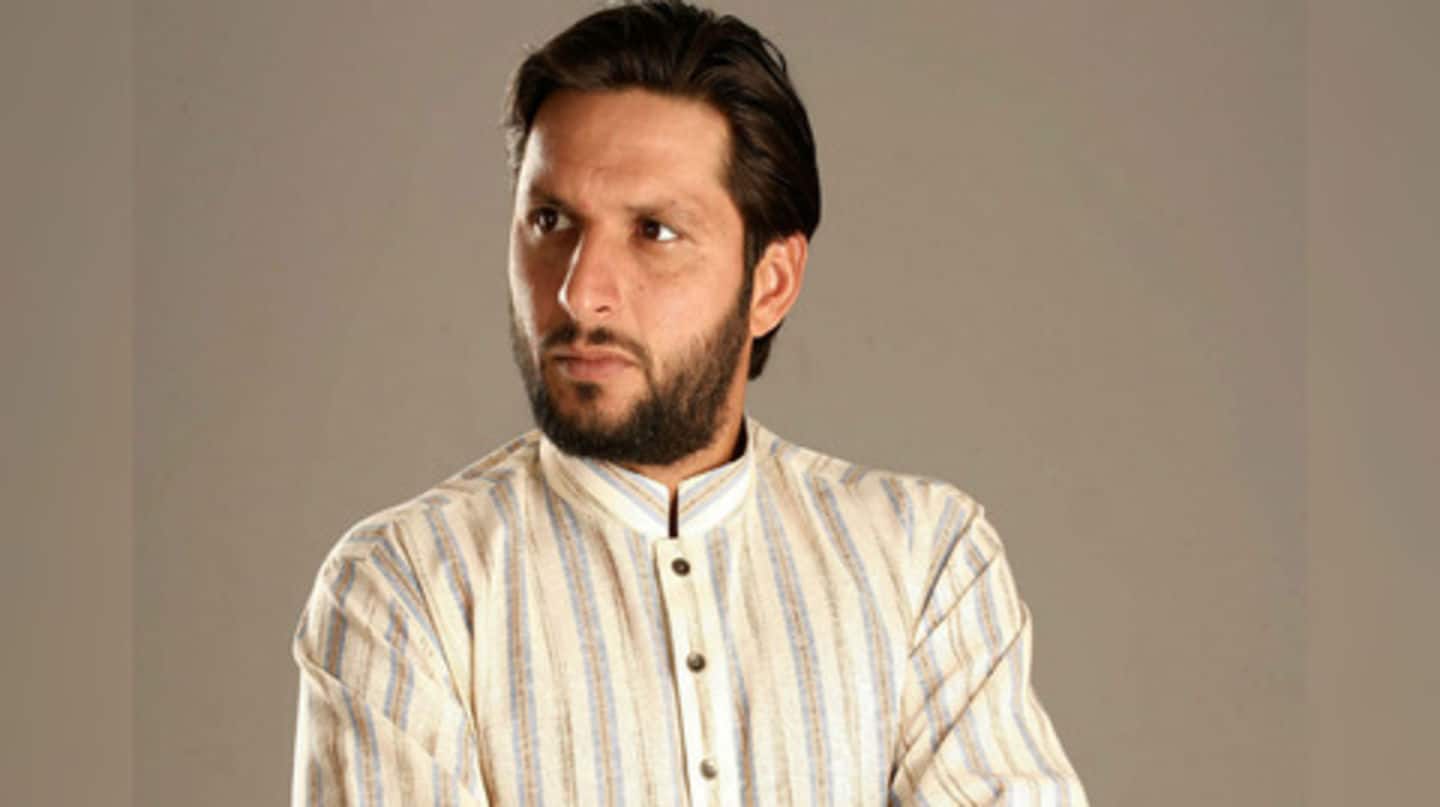 Afridi offers to pay for the treatment of hockey legend