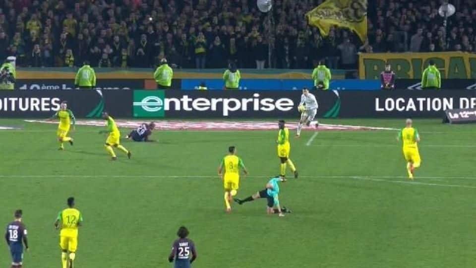 Ligue 1 referee suspended for kicking a player
