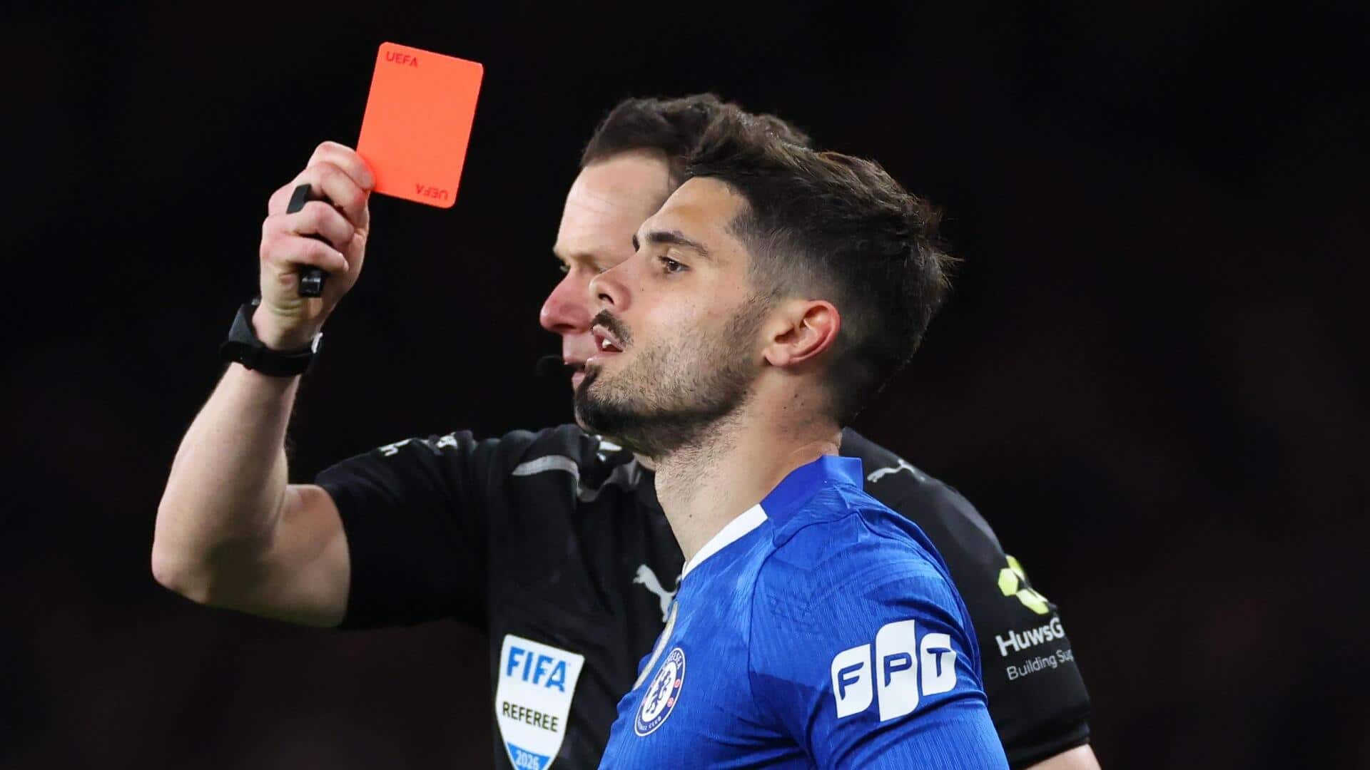 Premier League leaders Arsenal beat Chelsea 2-1 at Emirates Stadium