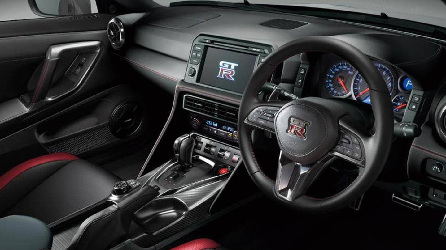 The vehicle gets a 3-spoke steering wheel and multiple airbags The vehicle gets a 3-spoke steering wheel and multiple airbags