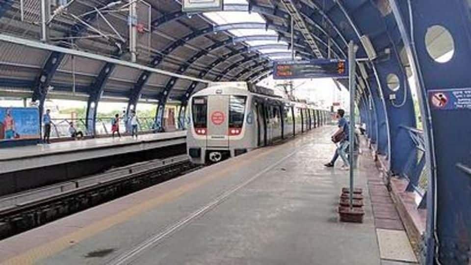 Delhi: Two caught for stealing mobile phones in Metro