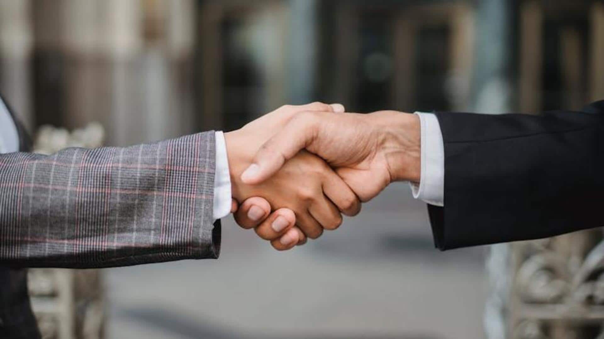 Handshake etiquette 101: 5 tips to remember Handshake etiquette 101: 5 tips to remember