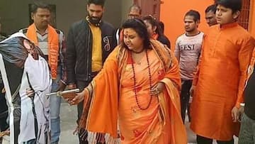 Hindu Mahasabha leaders detained for shooting Gandhi's effigy