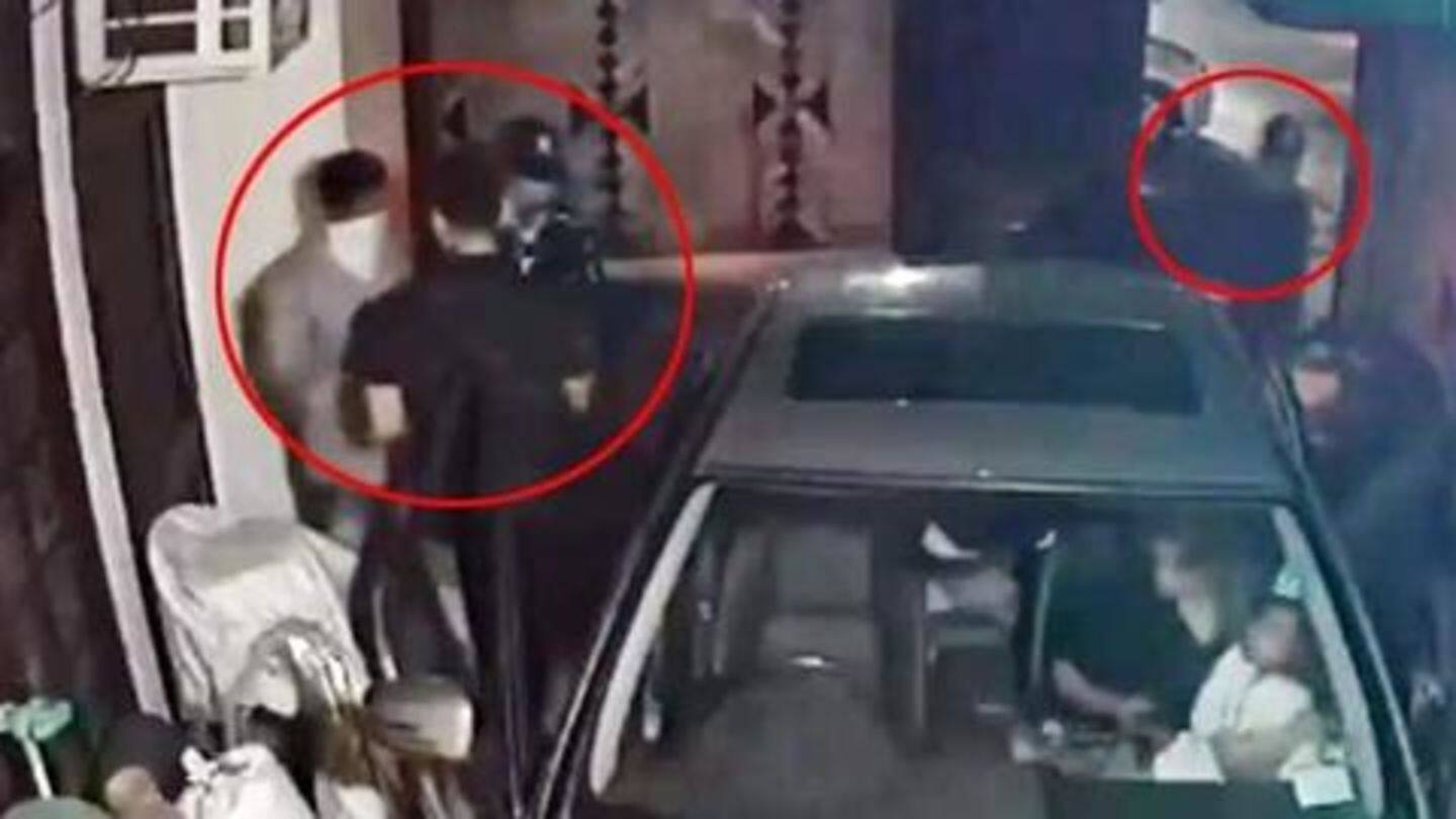 Delhi Shocker: Couple robbed at gunpoint, children were inside car
