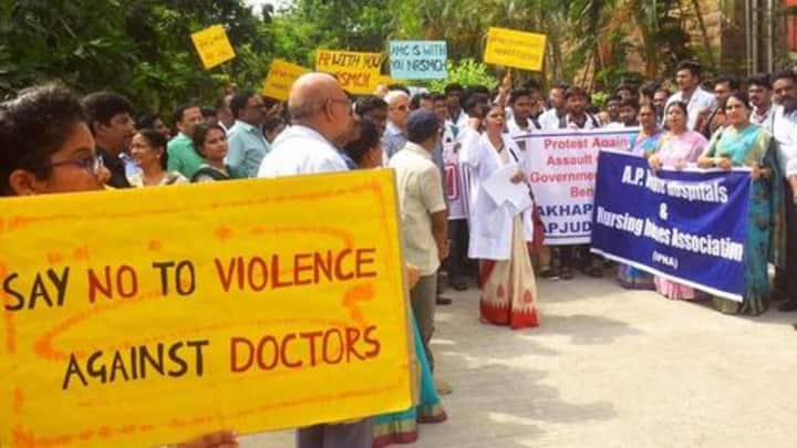 Doctors v/s Mamata: 300 doctors quit in West Bengal