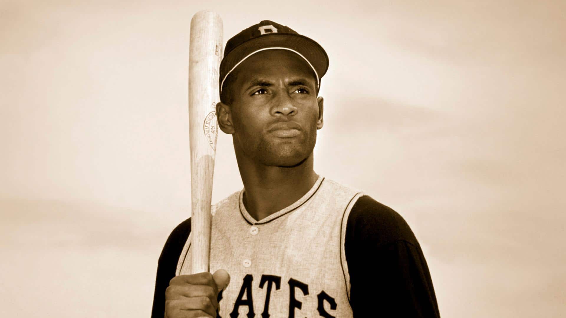 Baseball legend Roberto Clemente's family accused of reselling life story