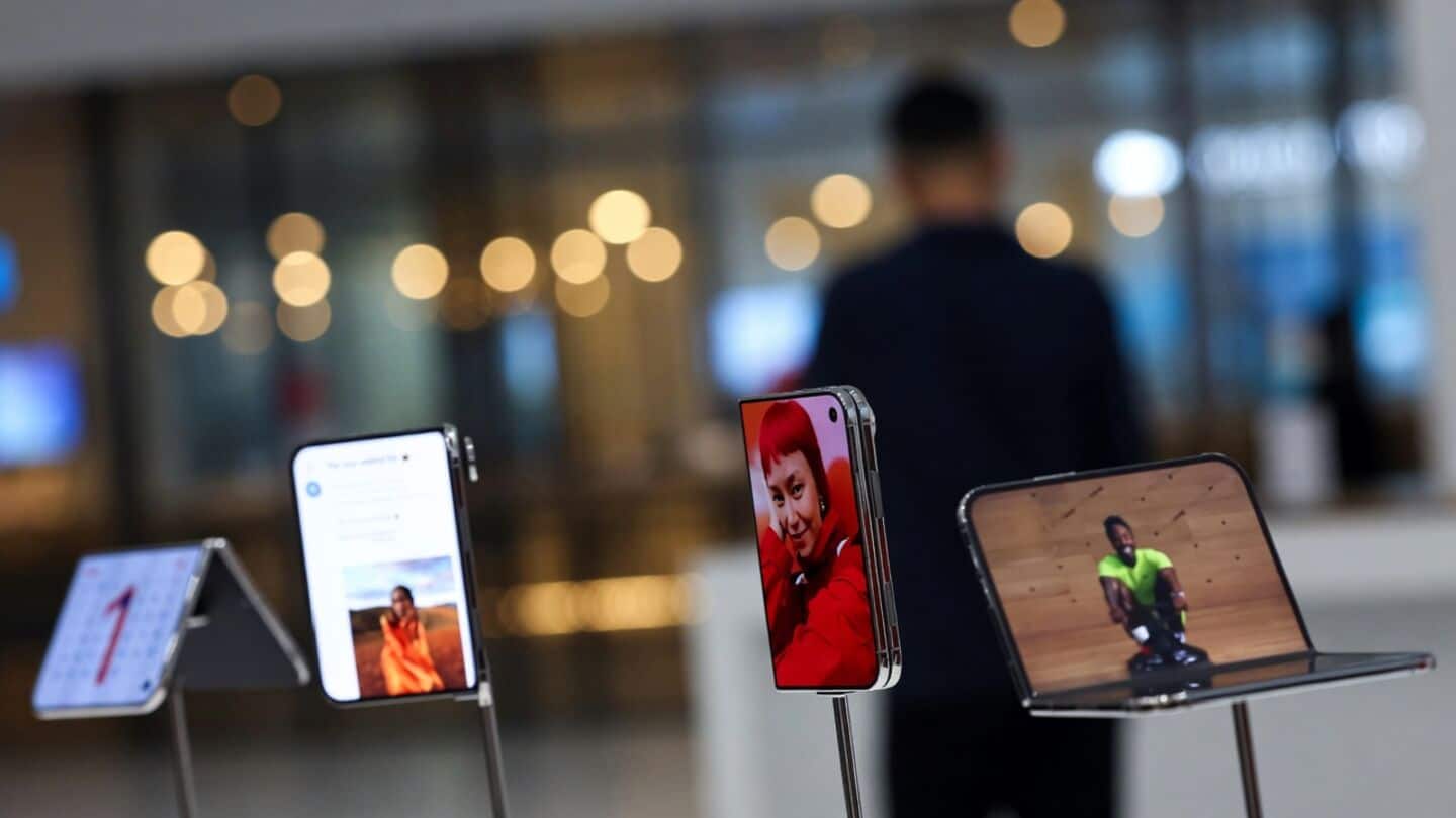 Apple makes pricier iPhones easier to buy with new offers