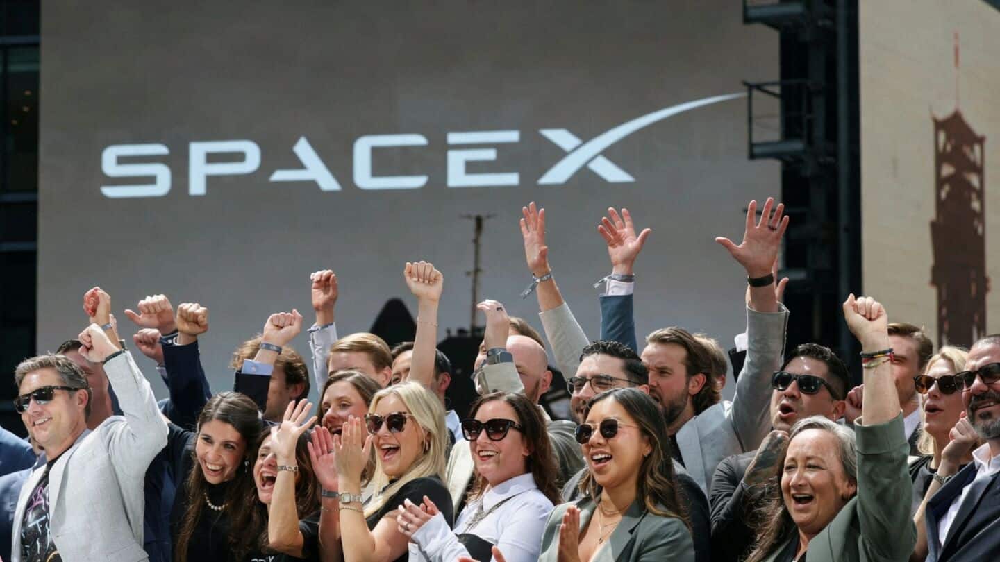 SpaceX overtakes Amazon, Microsoft in market value