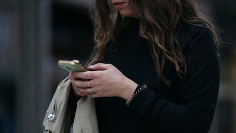 Smartphones may have accelerated declining birth rates, study finds