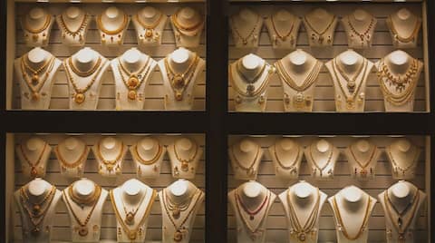 Indian gold dealers offer rare discount as demand weakens