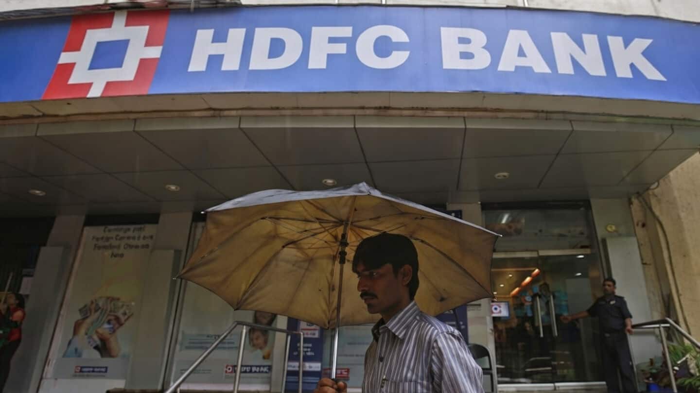 India's top private bank enters bear zone: Buy or wait?