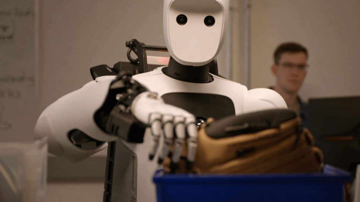 Google's new AI controls humanoid robots from feet to fingertips