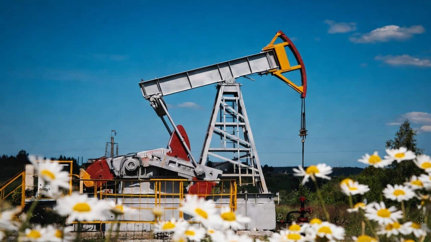 Brent crude hits $100 per barrel as US-Iran tensions escalate