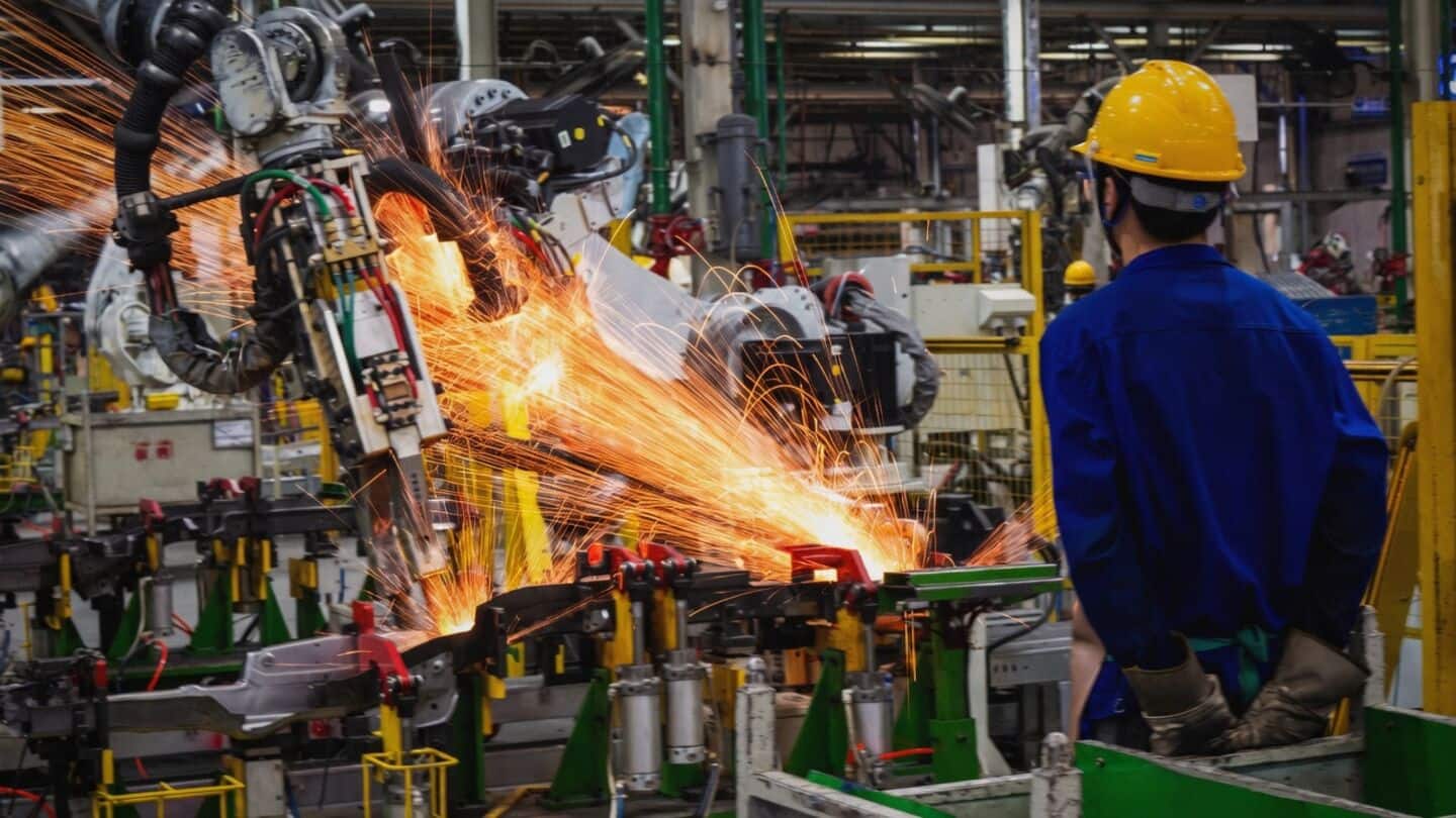China's factory activity shrinks for second consecutive month