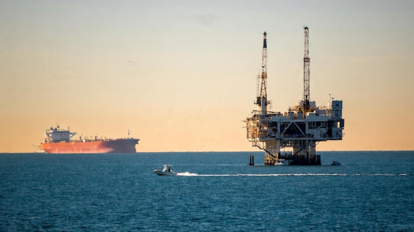 US crude crosses $100 as Iran war triggers supply fears