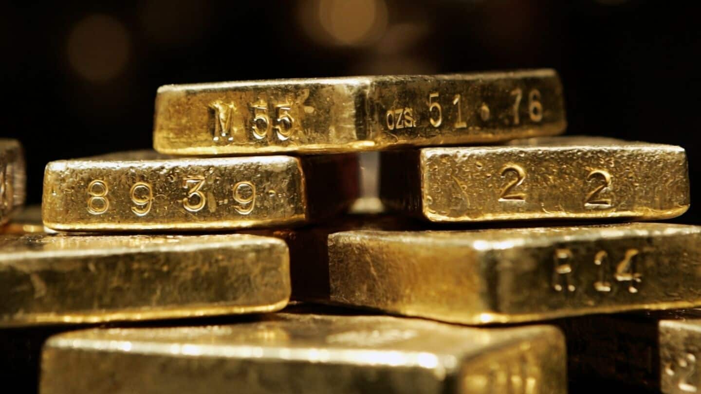 Gold jumps 14%, heads for best month since 1999