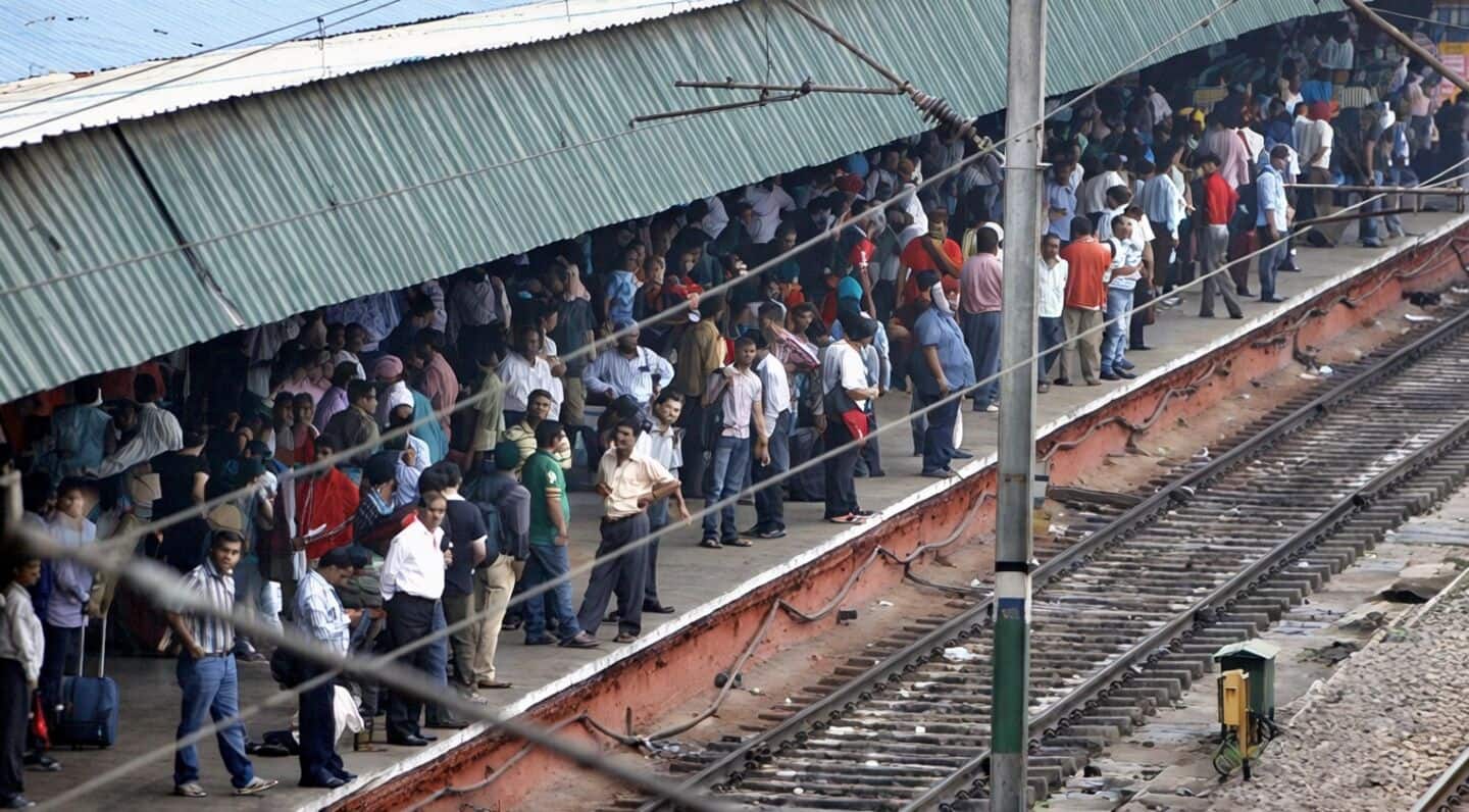 Northern Railways pilots crowd management at New Delhi Gate 9