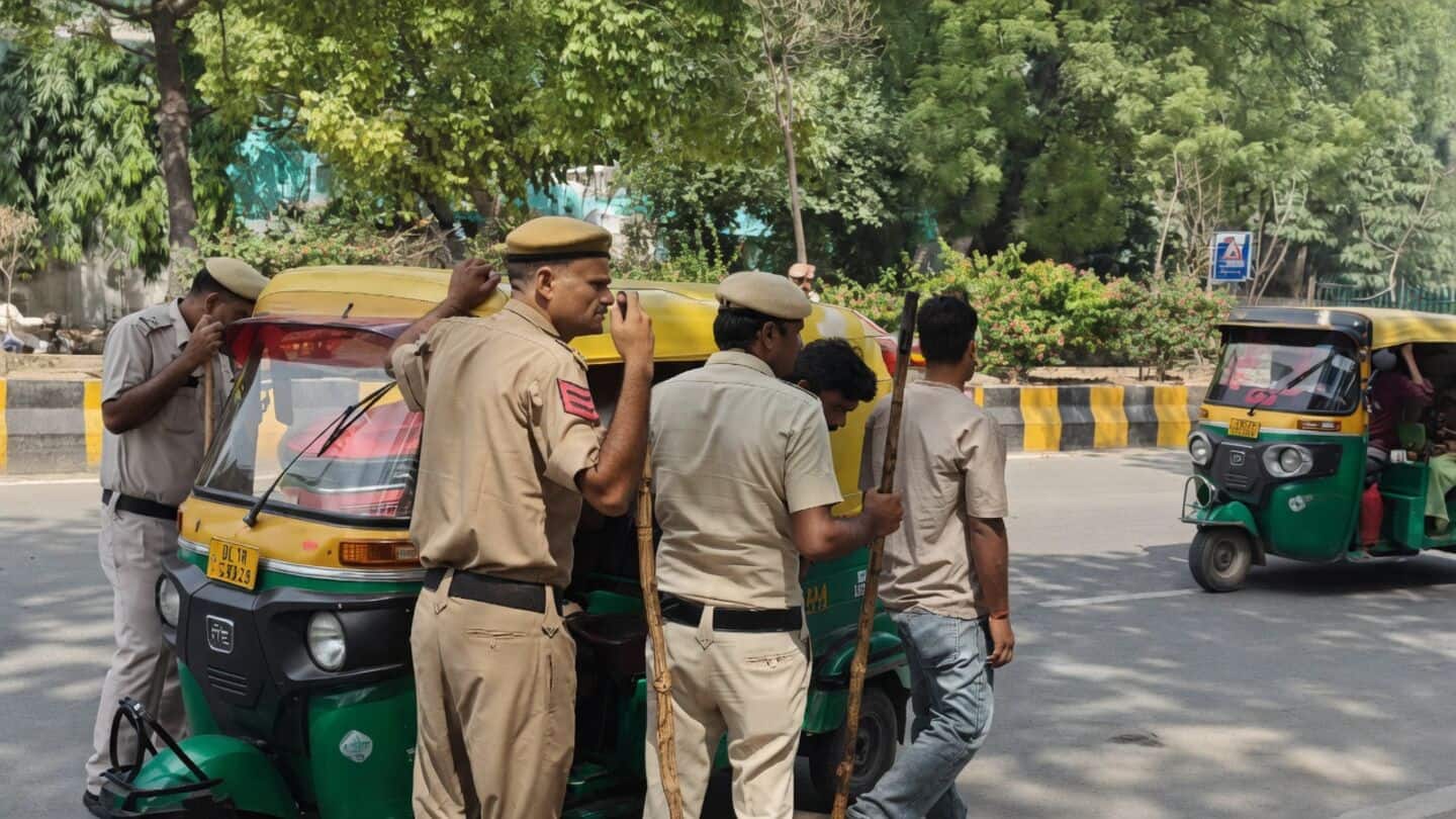 Delhi Police block students near Nizamuddin heading to Jantar Mantar