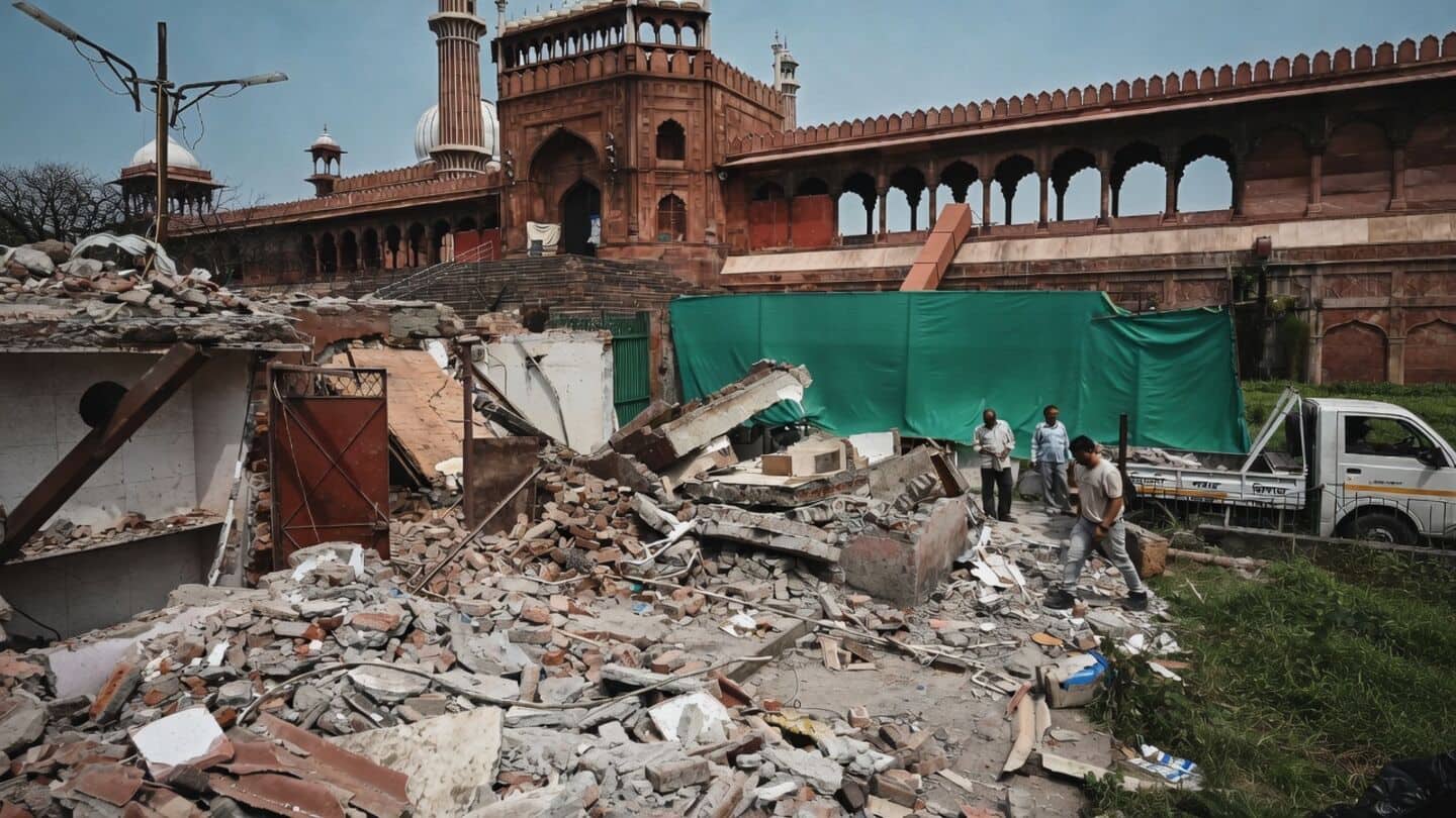 MCD removes unauthorized temporary structures around Jama Masjid public parks