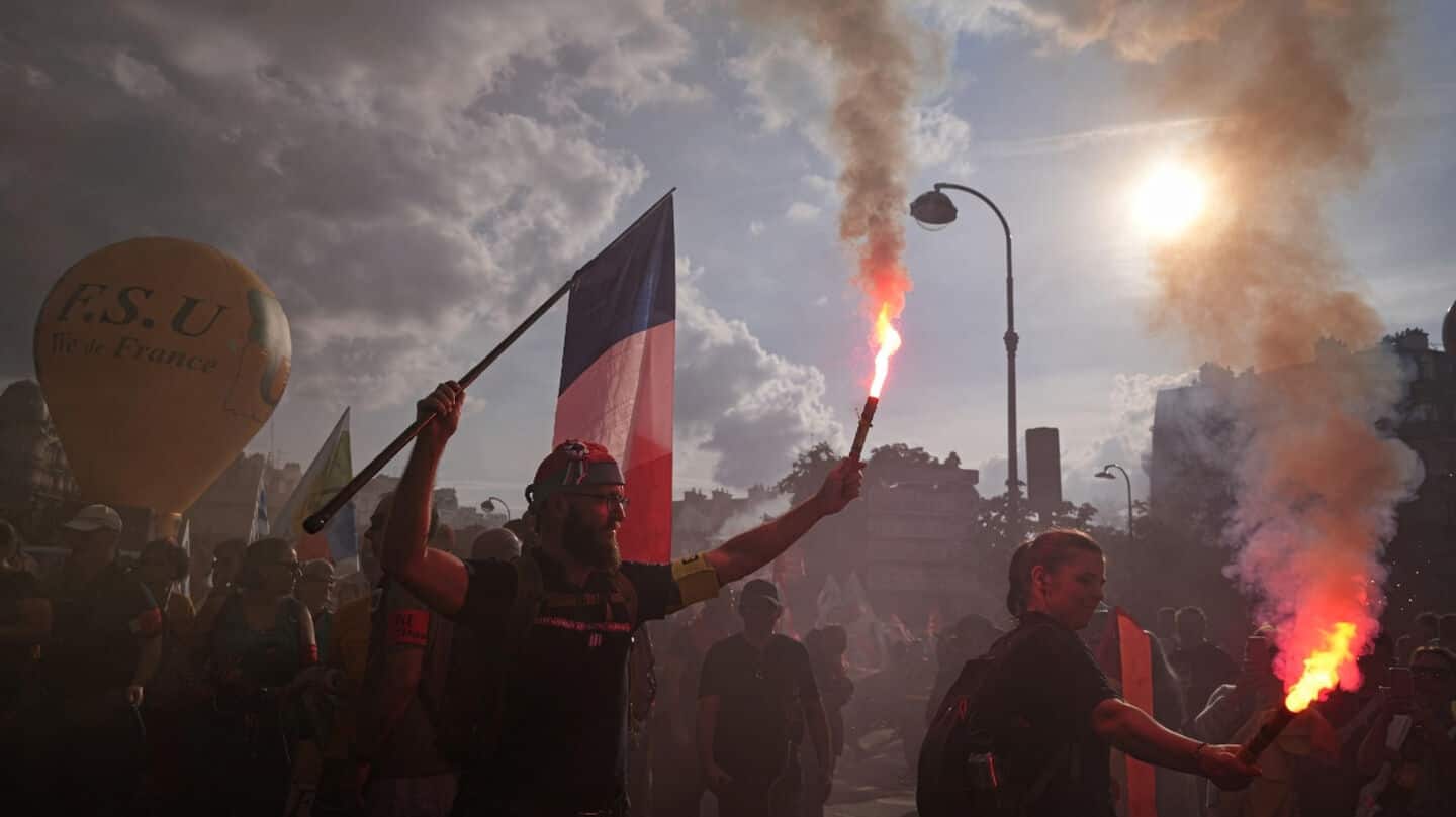 Germany updates travel advice, warns citizens to avoid French protests