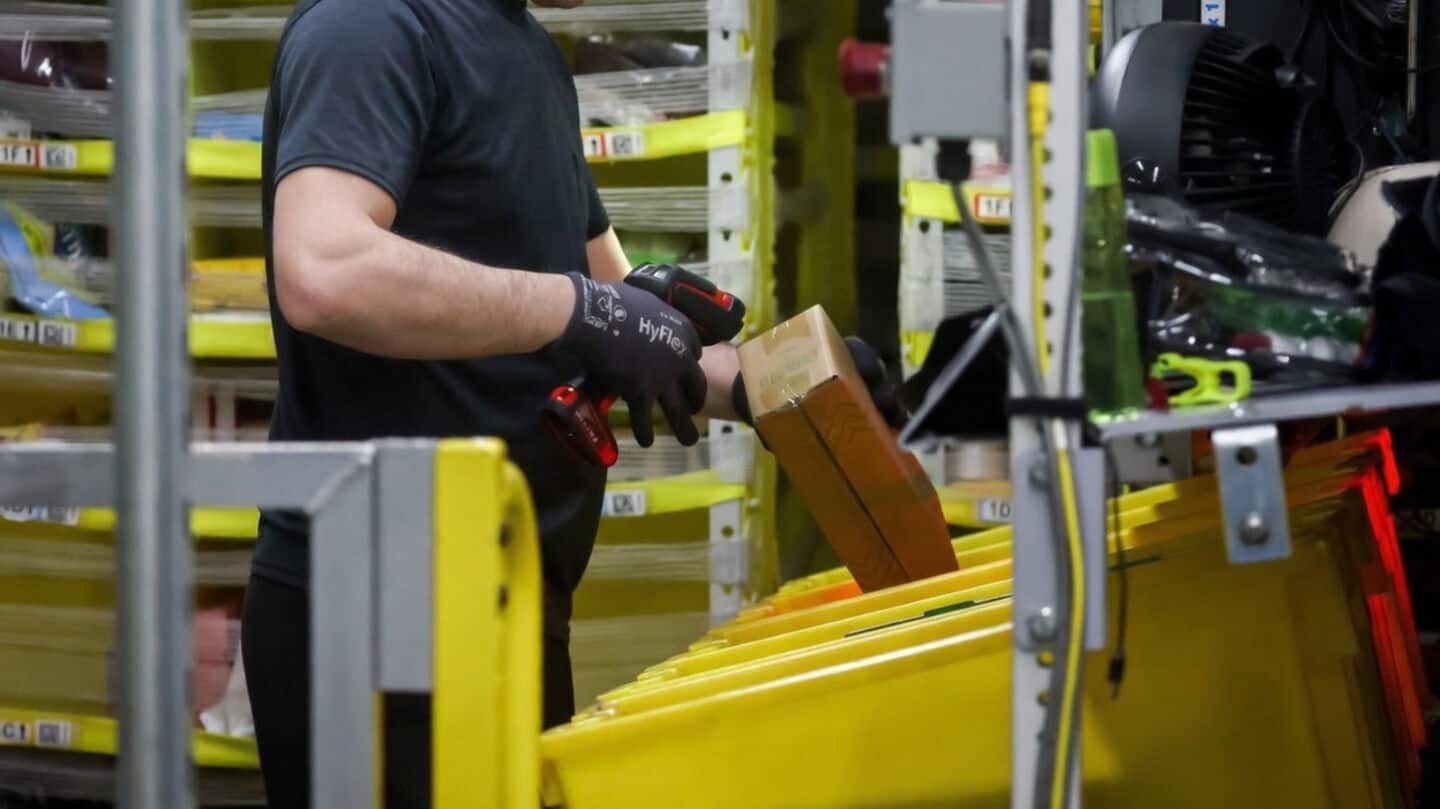 Amazon worker collapsed and died at PDX9, Amazon offers condolences
