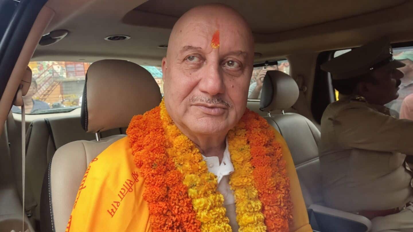 अयोध्या पहुंचे अनुपम खेर, राम मंदिर दान चोरी विवाद पर बोले- दोषियों को पकड़ो; सनातन को दोष मत दो