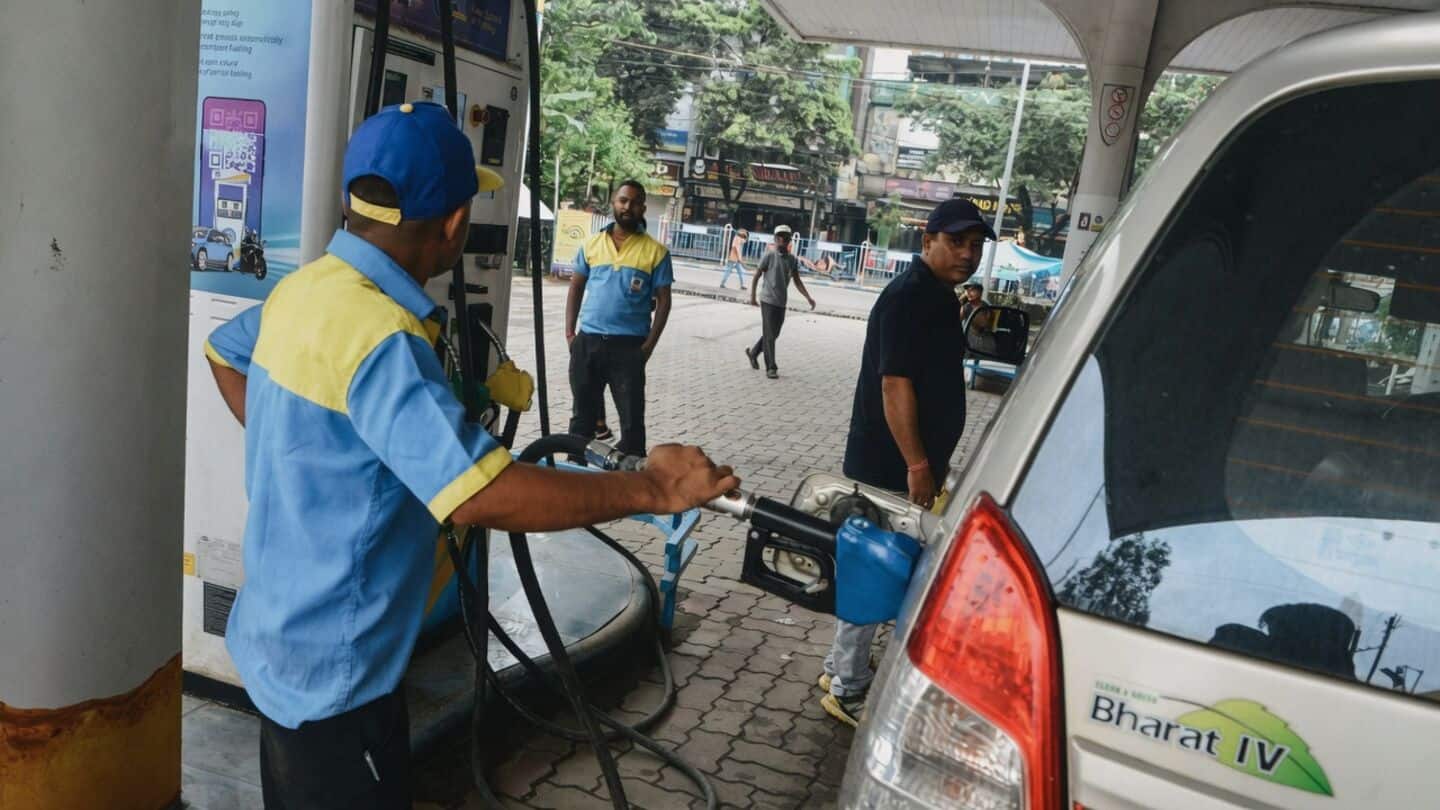 Fuel prices in major Indian cities steady despite crude decline