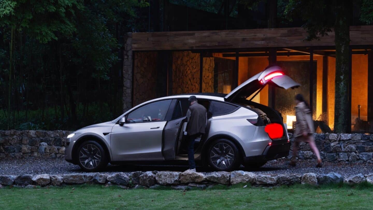 Tesla Model Y L long-wheelbase begins direct deliveries in India