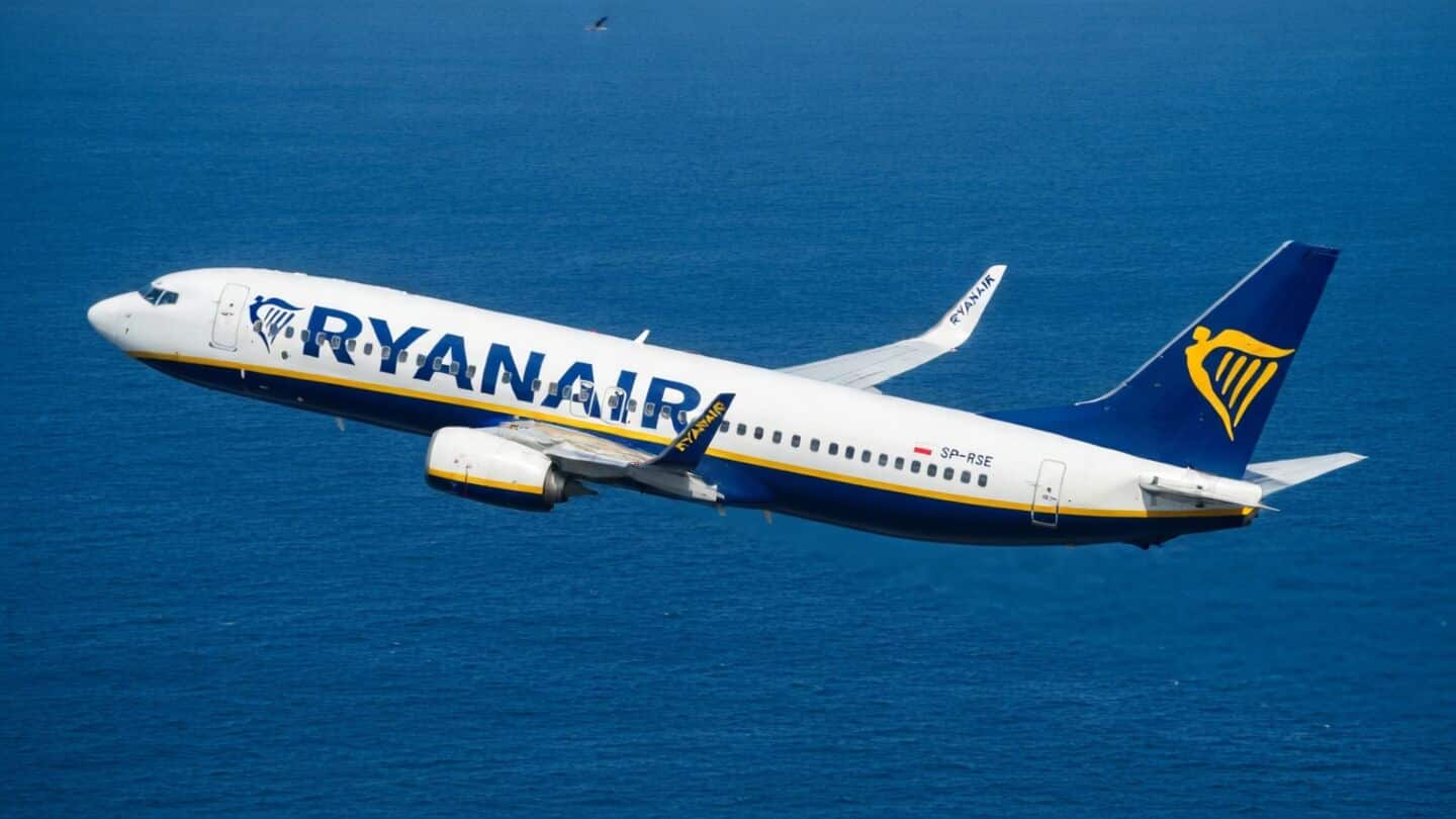 Ryanair profits fall 34% to €593m amid soaring fuel costs