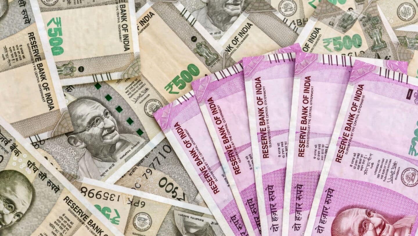 RBI limits banks' forex holdings to $100 million to steady rupee