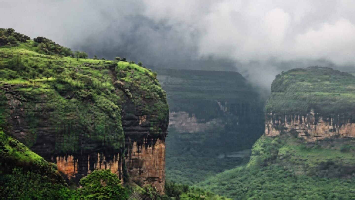 पुणे घाटियों में IMD का रेड अलर्ट: भूस्खलन-बाढ़ का खतरा, यात्री रहें सावधान