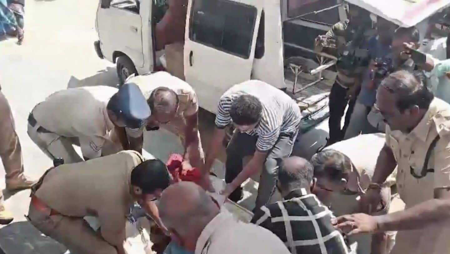 Man kills estranged wife in bus stand over suspected affair