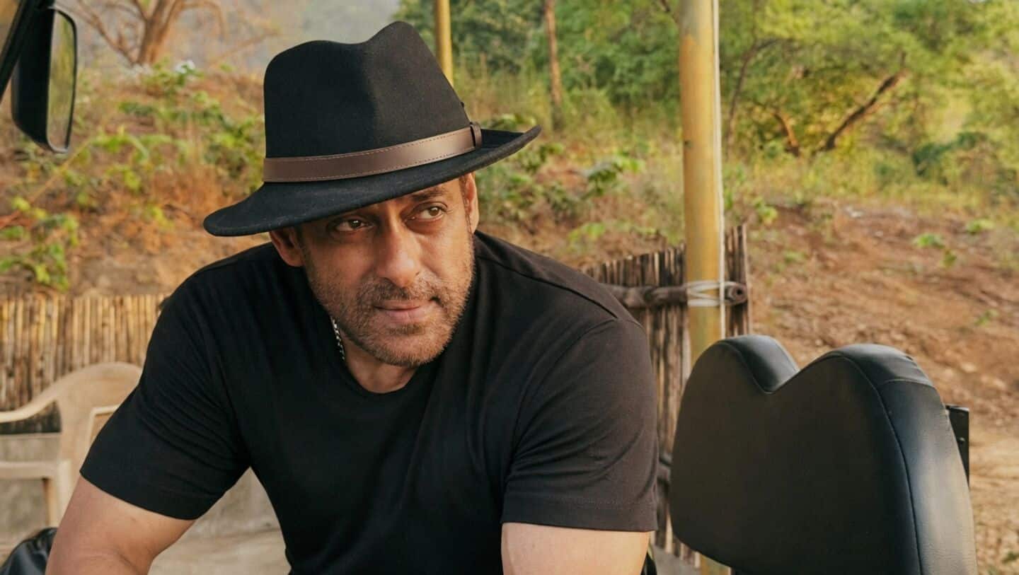Khan reveals he has never read a full movie script