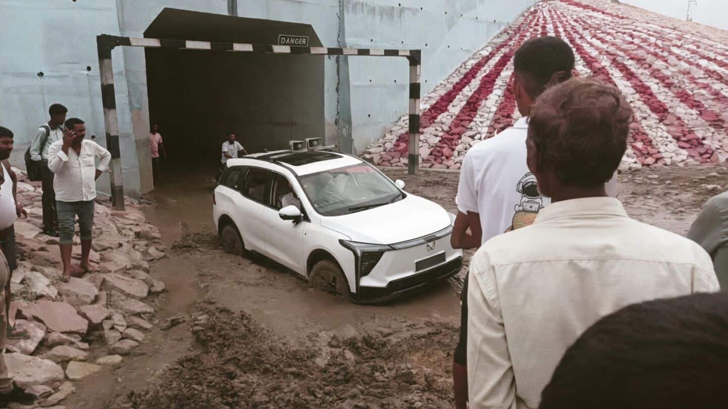 BJP MLA Ratnakar Mishra's car stuck in Mirzapur underpass