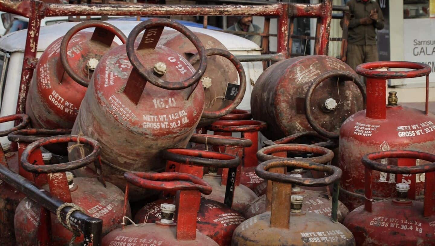गैस सिलेंडर के दाम बढ़े, वैश्विक संकट ने कैसे बढ़ाई रसोई की आग?