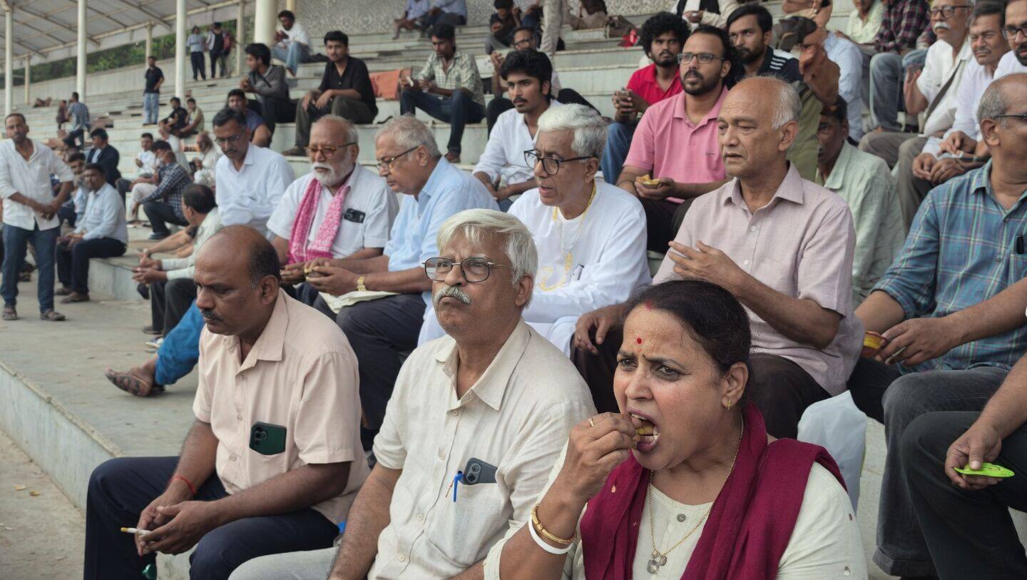 Delhi Police serve tea and samosas to CEC resignation protesters