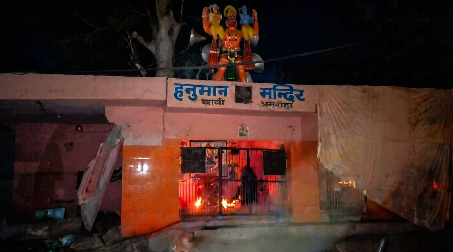 Truck overturns at Amroha Hanuman temple during sundarkand, kills 3