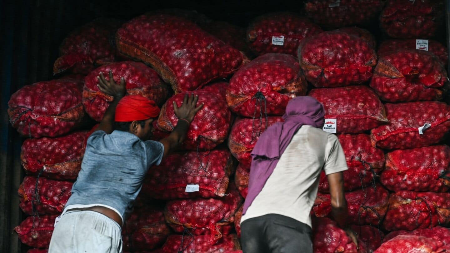 Delhi onion prices hit ₹48 per kg as buyers queue