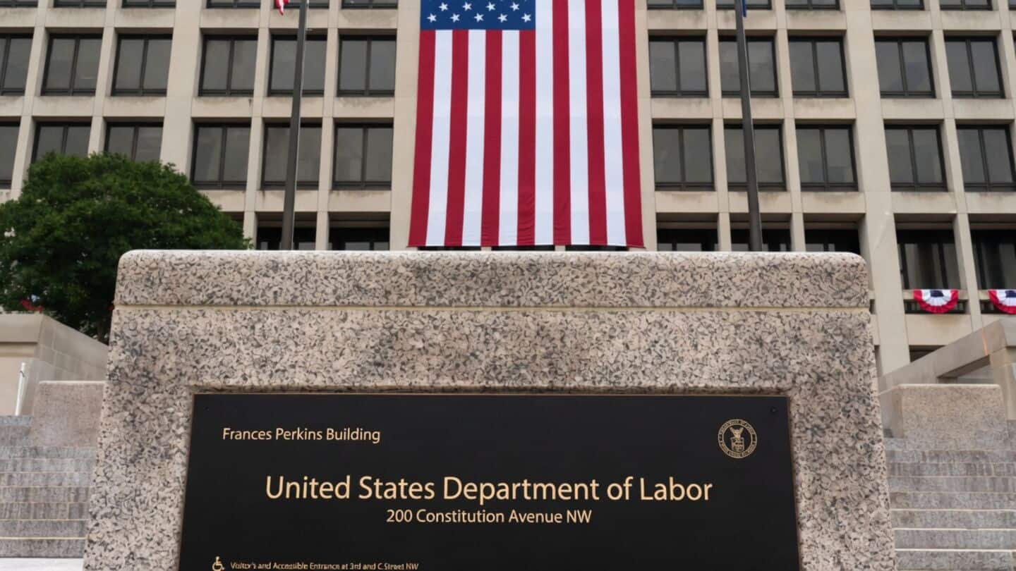 Labor Department: US jobless claims fell to 206,000 last week