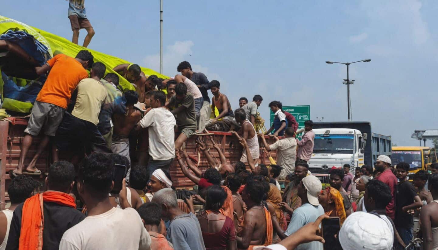 बिहार में शराबबंदी का ये कैसा हाल? शराब से भरा ट्रक पलटा, भीड़ ने लूट ली बोतलें