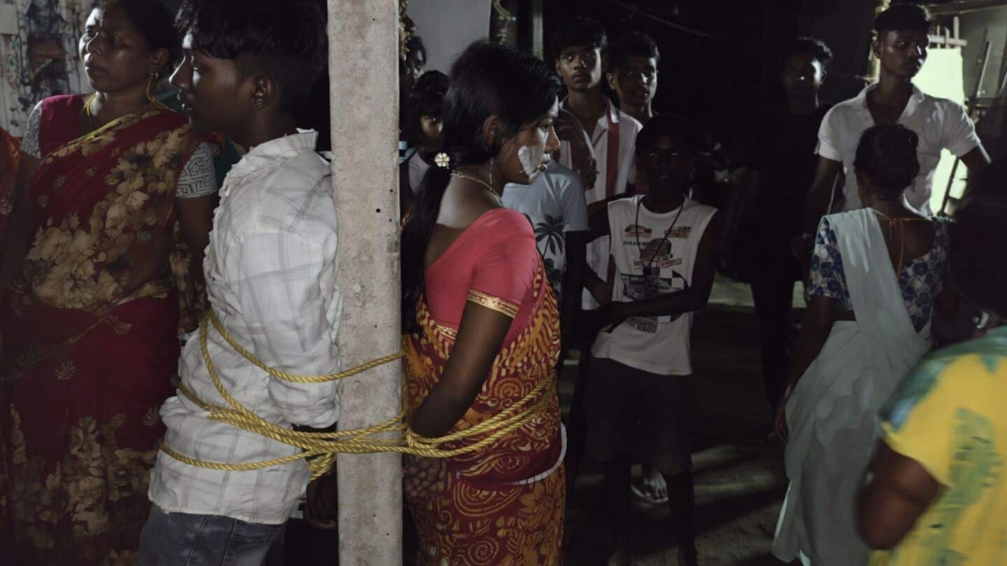 पश्चिम बंगाल: भीड़ ने महिला और पुरुष को खंभे से बांधकर पोता चूना