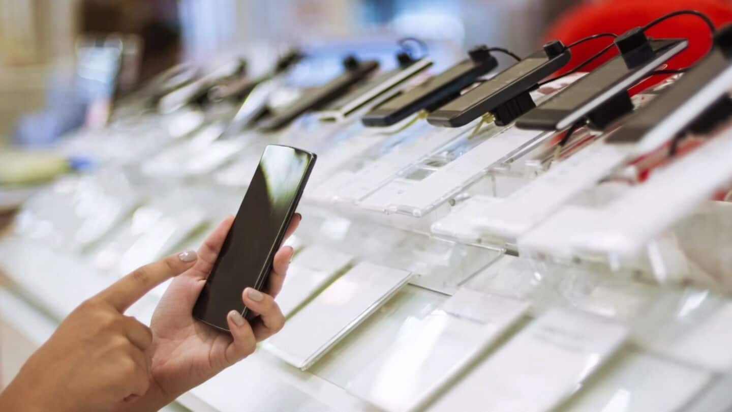 India smartphone sales drop 10% Q2 2026 while premium rises