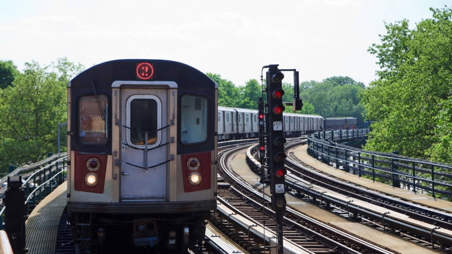 Man, 27, slashed in face on Bronx subway, attacker uncaught