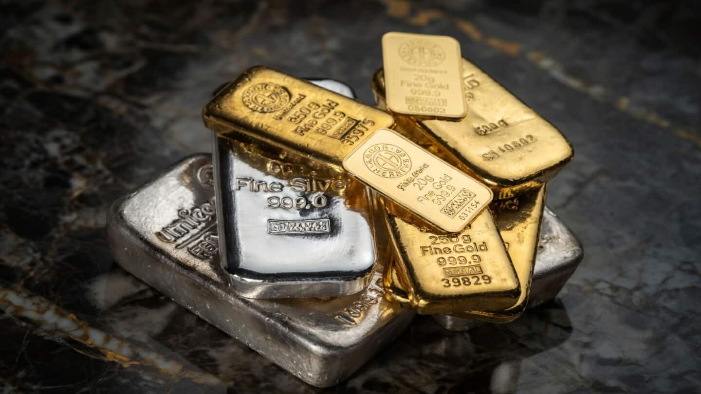 Gold ₹1.52L per 10g, silver ₹2.42L per kg on MCX